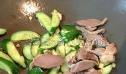 鹅吃小瓜吗,鹅吃小瓜的真相揭秘