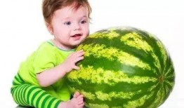 宝宝吃梨瓜卡住了,宝宝吃梨瓜卡住紧急应对指南