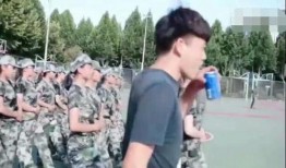 军训姚学姐吃瓜,揭秘军营里的“甜蜜”瞬间