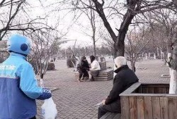 小伙吃瓜看打架,小伙吃瓜看打架，现场直击热血沸腾