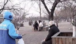 小伙吃瓜看打架,小伙吃瓜看打架，现场直击热血沸腾