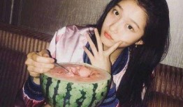 关晓彤下车吃瓜,现场吃瓜成焦点