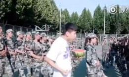 军训 吃瓜,吃瓜群众围观那些搞笑瞬间