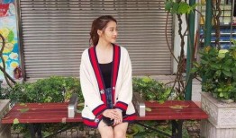 关晓彤下车吃瓜,现场吃瓜成焦点