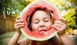 夏天吃瓜男,瓜果飘香——男生们的消暑神器
