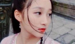 关晓彤下车吃瓜,现场吃瓜成焦点