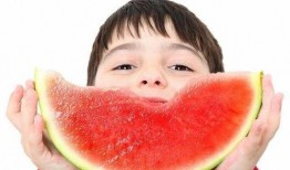 宝宝吃梨瓜卡住了,宝宝吃梨瓜卡住紧急应对指南