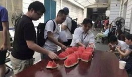 地铁上的吃瓜群众图片,吃瓜群众聚焦瞬间