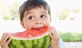 宝宝吃梨瓜卡住了,宝宝吃梨瓜卡住紧急应对指南