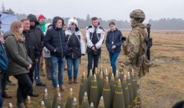演习吃瓜群众现场,演习吃瓜群众的热闹瞬间