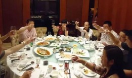 订婚谁请客吃瓜,瓜分甜蜜，见证爱情